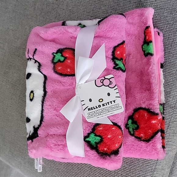 Hello Kitty Pink Strawberry Blanket - Picture 5 of 5